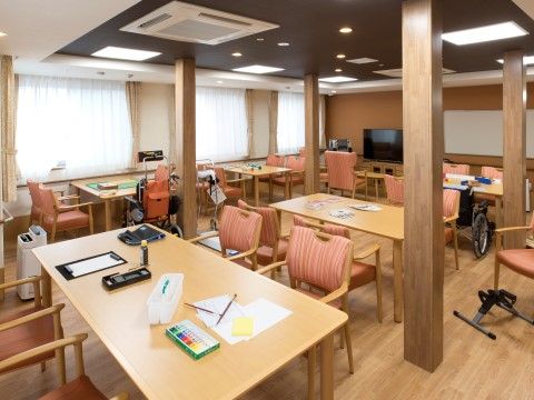 「エスケアリビング墨田」の食堂。レクリエーションの場としても活用されている。
