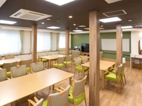 「エスケアリビング墨田」の食堂兼機能訓練室。レクリエーションの場としても利用されている。