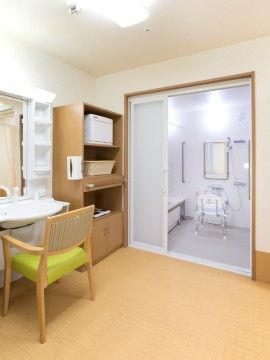 「エスケアリビング墨田」の浴室。脱衣場に洗面台を完備している。
