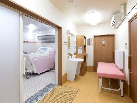 「エスケアリビング墨田」の浴室。脱衣場にエアコンを完備している。