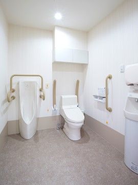 「エスケアリビング墨田」の共用トイレ。動作を補助する手すりを設けている。