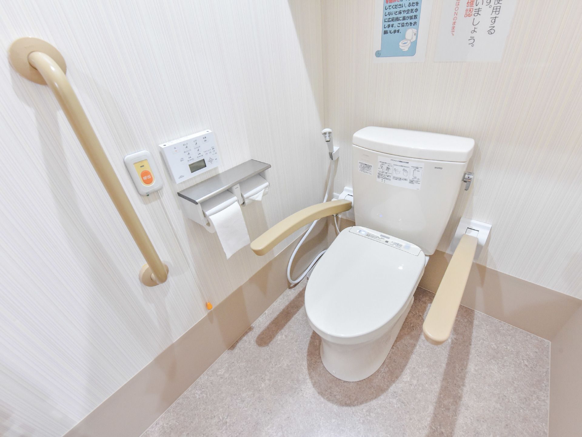 トイレには便器の背面の壁に可動式の手すりがあり、使用したいときに左右にセットできるようになっている。ナースコールがある。