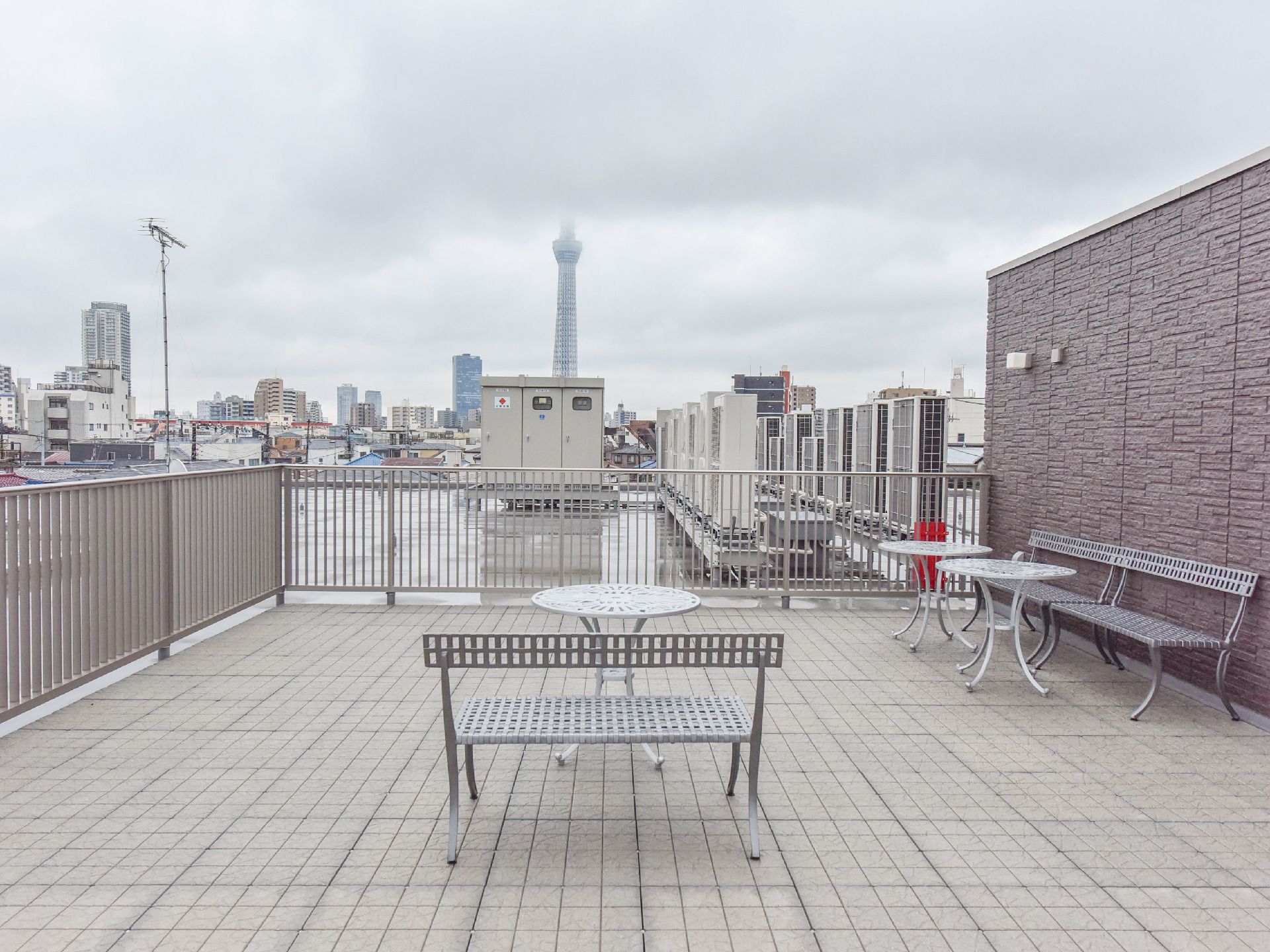 施設には町の景色や空の風景を眺めることができる屋上がある。スカイツリーやそびえたつビル群などが見える立地である。