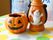 南瓜やランタンの模造品が並んでおり、ハロウィンの飾りつけがされている。季節のイベントを感じ、楽しめるようになっている。
