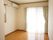 床はフローリングとなっている。窓があり、日当たりが良いお部屋である。エアコンがあり、体調管理がしやすい。