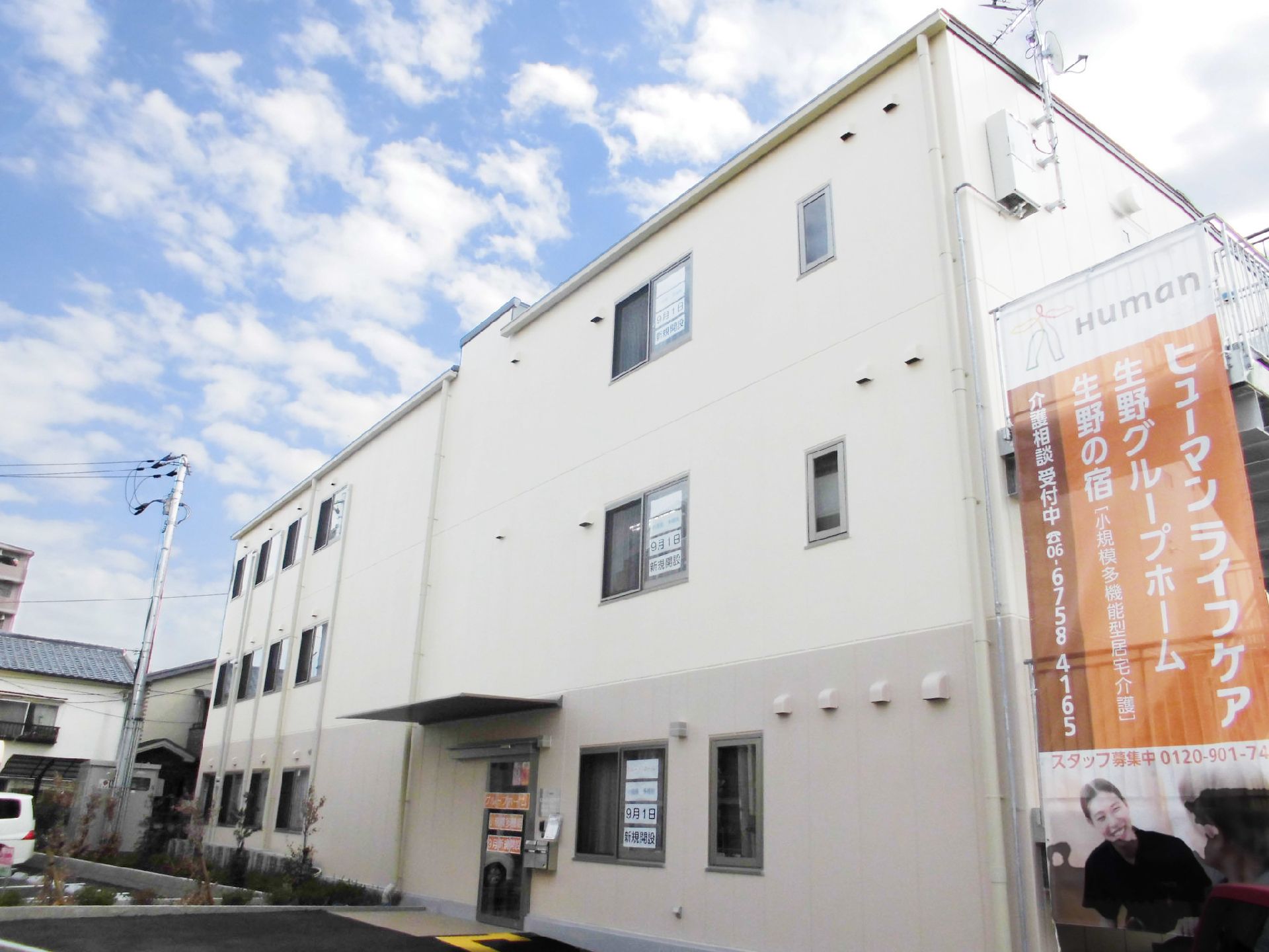 施設はシンプルなデザシンの建物である。エントランスには屋根がついていて、雨天時でも濡れることなく入館することができる。