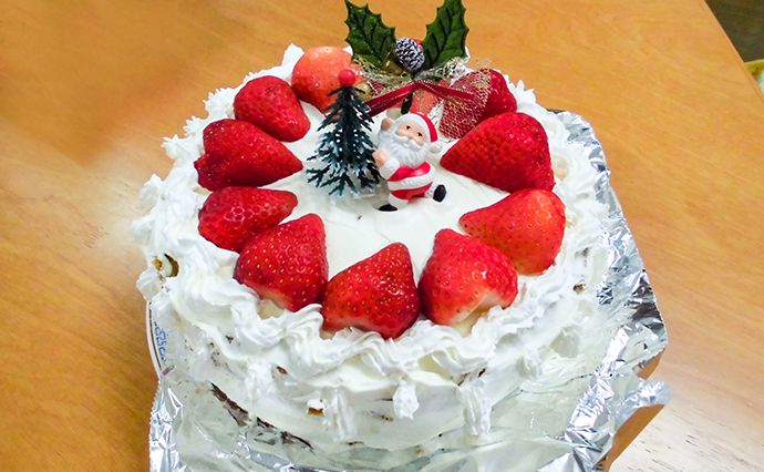 白い生クリームと赤い苺でデコレーションされたクリスマスケーキ