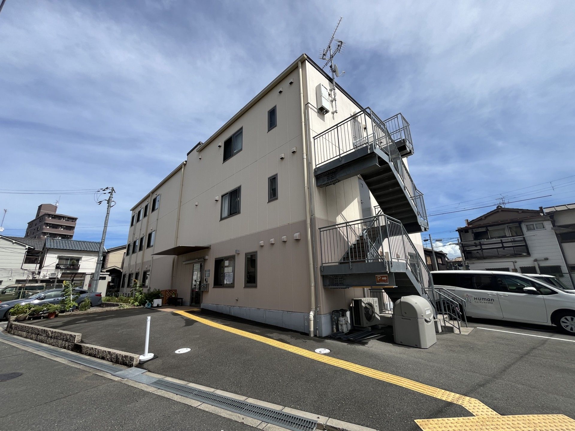 明るい外観の建物