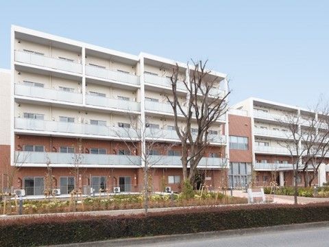 「アイリスガーデン昭島 昭和の森」の外観。マンションのような雰囲気の佇まい。