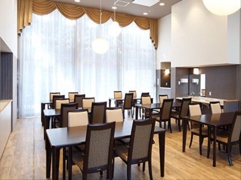 「アイリスガーデン昭島 昭和の森」のリビング＆ダイニング。窓が大きく明るく開放的な食堂。