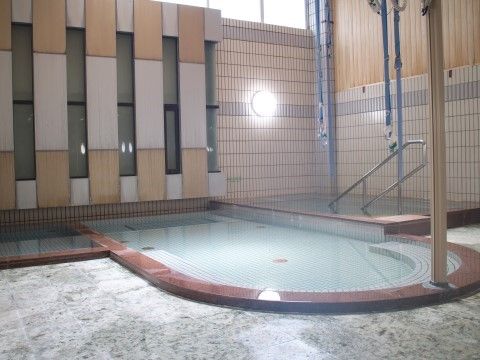 大理石調の床や吹き抜けの天井が豪華で、リゾート地に来たようなバスルーム