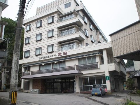 白い壁の６階建ての建物である。玄関前はスペースを広くとってあり、車での乗り入れが非常に楽なつくりとなっている。