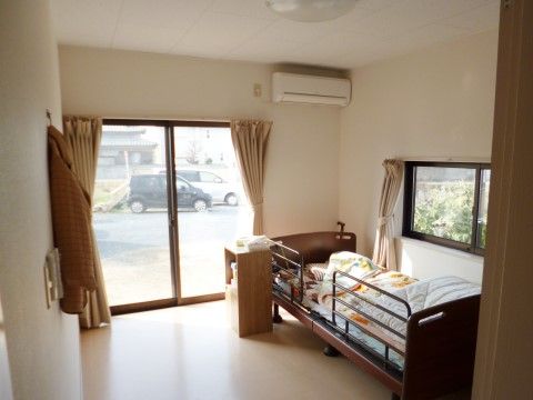 角部屋で２面採光の為、明るいベッドとエアコン付き個室
