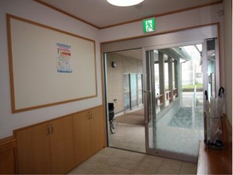 明るい清潔感のあるエントランスは、段差のないバリアフリー仕様で、手すりの付いた緩やかなスロープが完備されている。