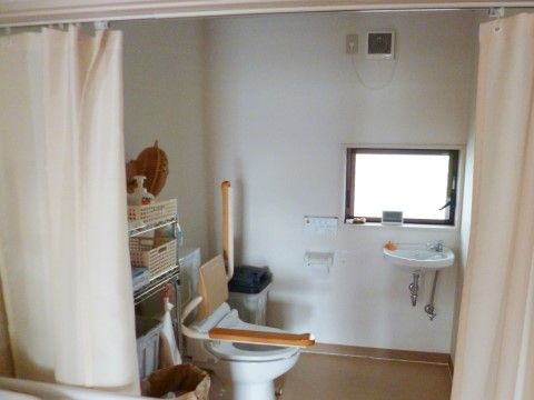 広々としたトイレには、立ち上がりや座る際の支えになるレバーが便器の横に完備されているので、１人でも安心して利用ができる。