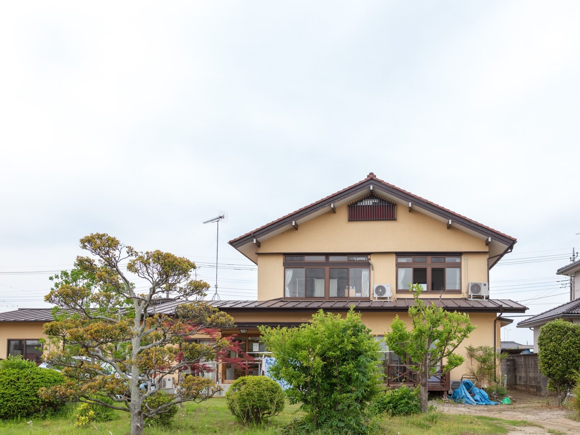 施設は日本風の住宅のような外観で、１部が２階建てである。広い敷地があり、木々がたくさん植えられた自然あふれる環境である。