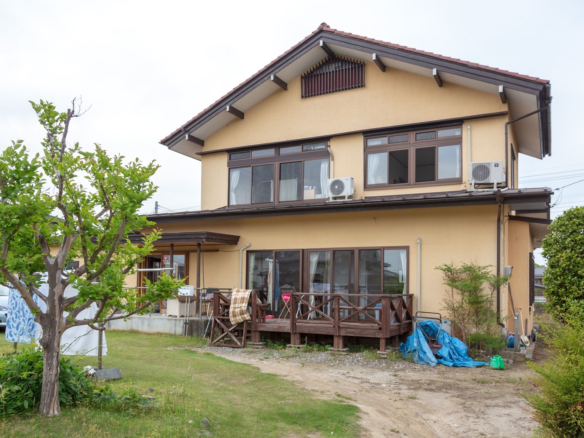 施設には広い敷地があり、一部２階建ての日本風の建物である。建物の周りには木々があり、自然に触れることができる環境がある。