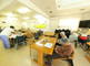 明るい居間のある介護施設
