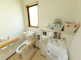 介護施設の明るいトイレスペース
