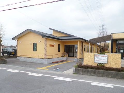 「住宅型有料老人ホームあすか行田」の外観。介助手すりを設置し、スロープを付けている。