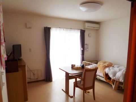 「住宅型有料老人ホームあすか行田」の居室。介護ベッドに電動リクライニング機構を付けている。