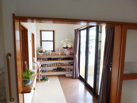 「住宅型有料老人ホームあすか行田」の玄関。スリッパや靴を収納できるようにしている。