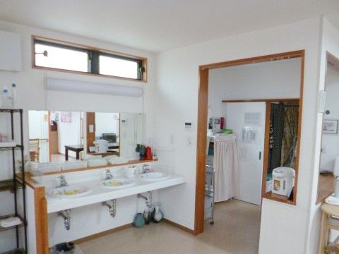 「住宅型有料老人ホームあすか行田」の洗面所。白い陶器は汚れ一つ無い清潔感がある。