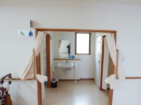 「住宅型有料老人ホームあすか行田」のトイレ。誰でも利用しやすく使いやすいトイレ。