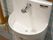 トイレの洗面台は独立しており使いやすくなっている。下の部分には収納があり便利である。真っ白で清潔感がある。
