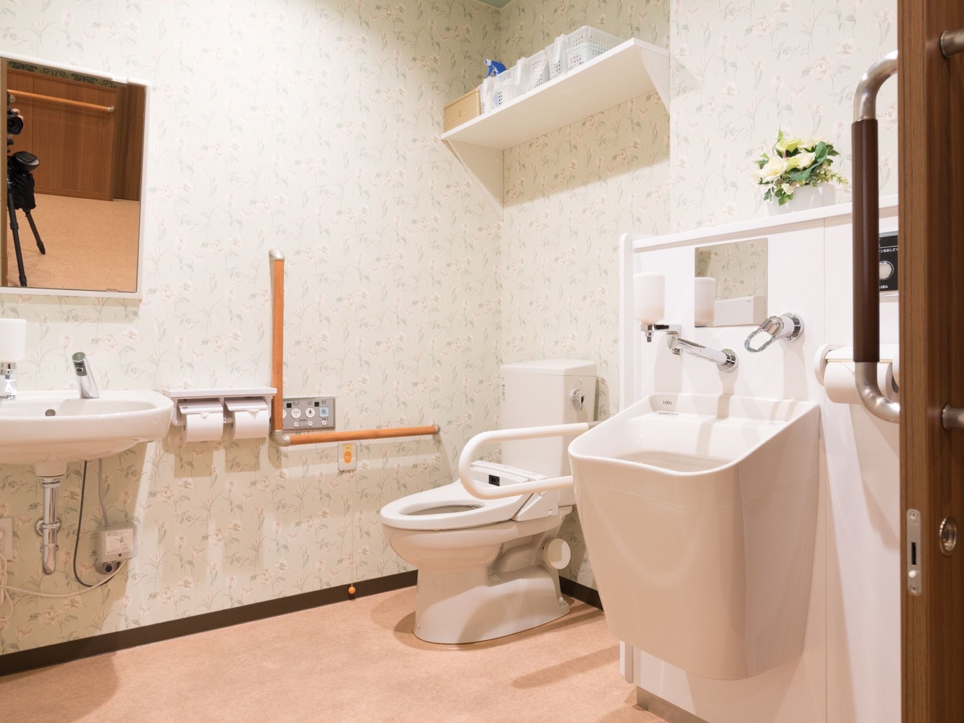 トイレには広いスペースが設けられており、また、清潔感がある。通常の洋式便器だけでなく男性用小便器も設置されている。