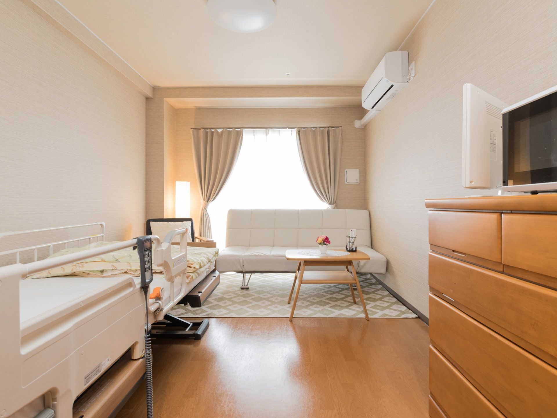 個室のお部屋は明るく、十分な広さがあるため、ベッドだけでなくソファやテーブルなども設置が可能である。エアコンも完備している。