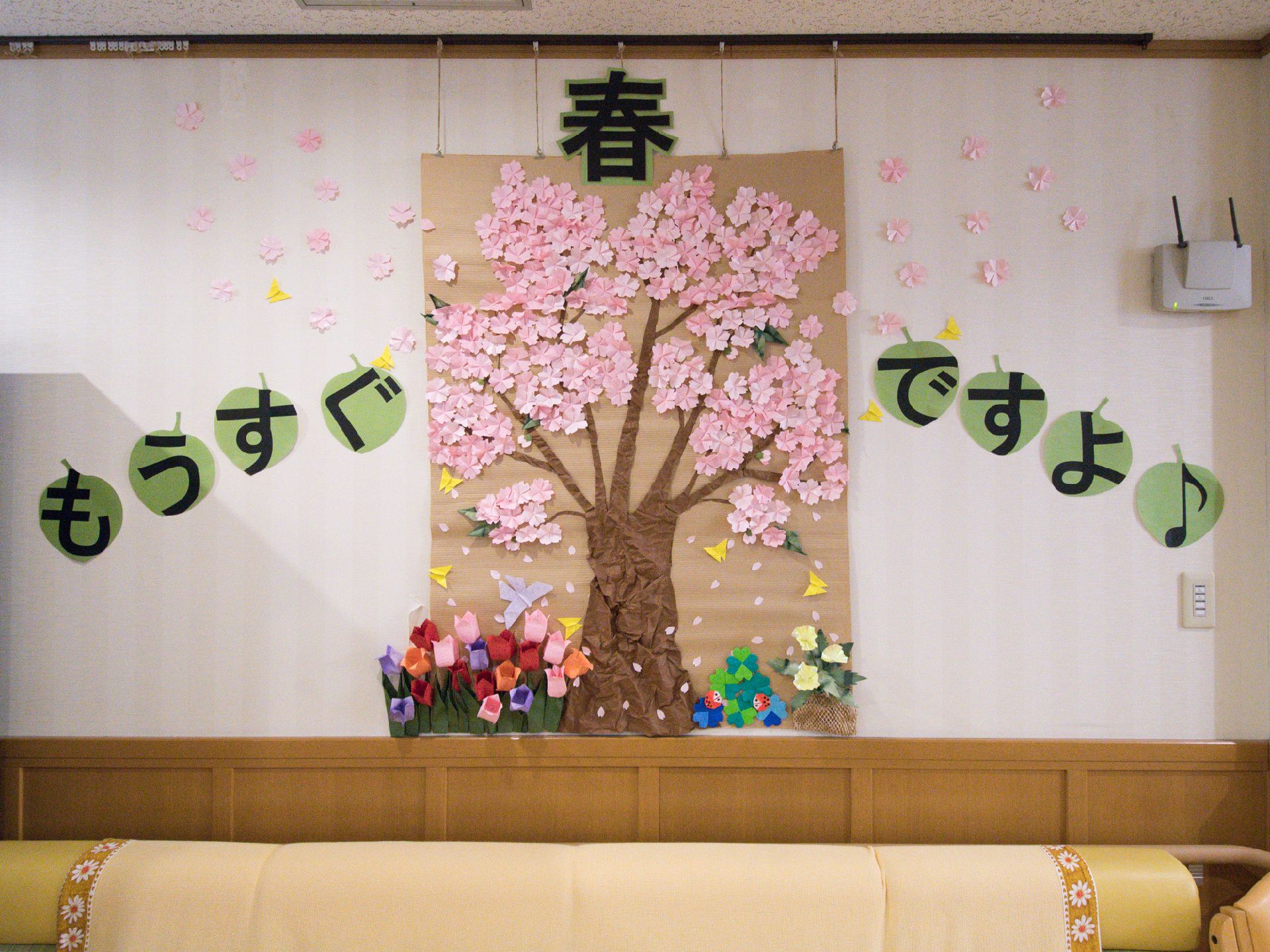 季節に合わせた桜の木を模した展示物。