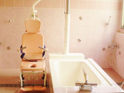 リフトなどの介助用の設備を完備した浴室。