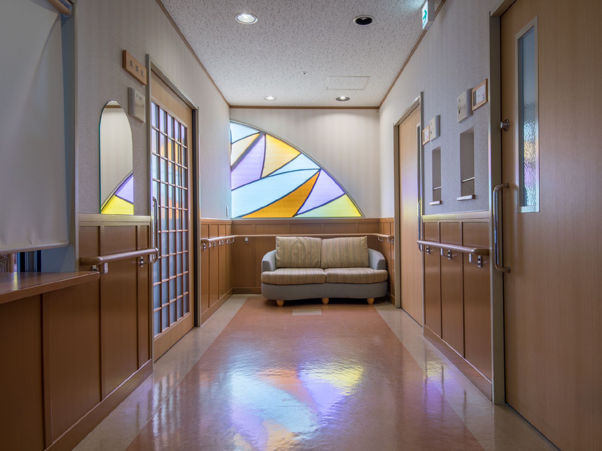 手すりを設けた館内の通路。