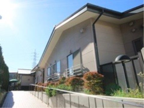 玄関までの通路は、手すりが付いた長いスロープになっている。車椅子をご利用の方も、段差がなく安全に移動することができる。