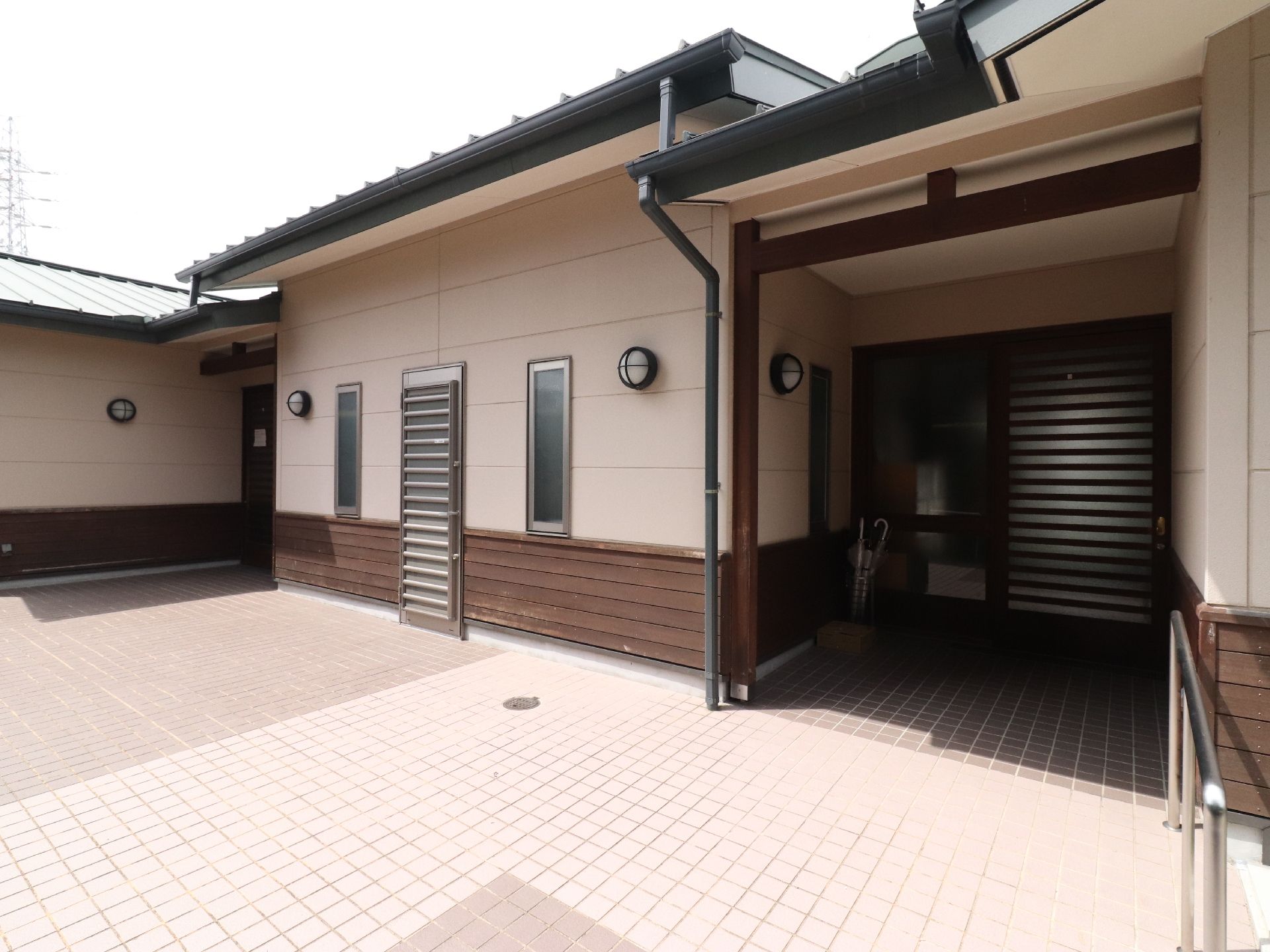 建物は木造の平屋造りで和風の落ち着いた外観である。玄関が奥まっているので雨に濡れにくい。玄関前はフラットで広々としている。