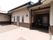 建物は木造の平屋造りで和風の落ち着いた外観である。玄関が奥まっているので雨に濡れにくい。玄関前はフラットで広々としている。