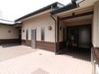 建物は木造の平屋造りで和風の落ち着いた外観である。玄関が奥まっているので雨に濡れにくい。玄関前はフラットで広々としている。
