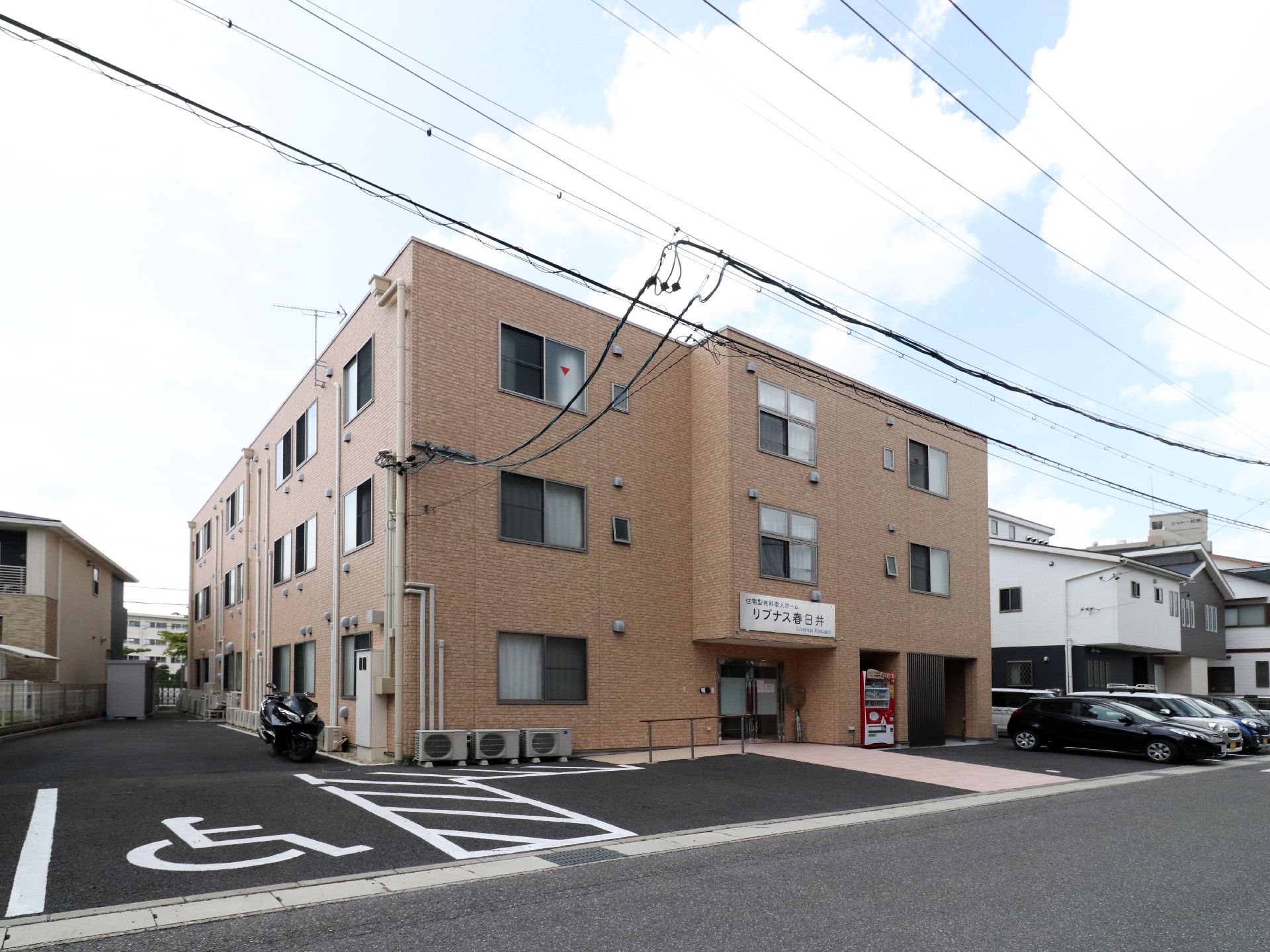 車椅子マークがついたところがあり、体の不自由な方は優先的に停めることができる。その近くから玄関に向かう通路には手すりも設置されている。