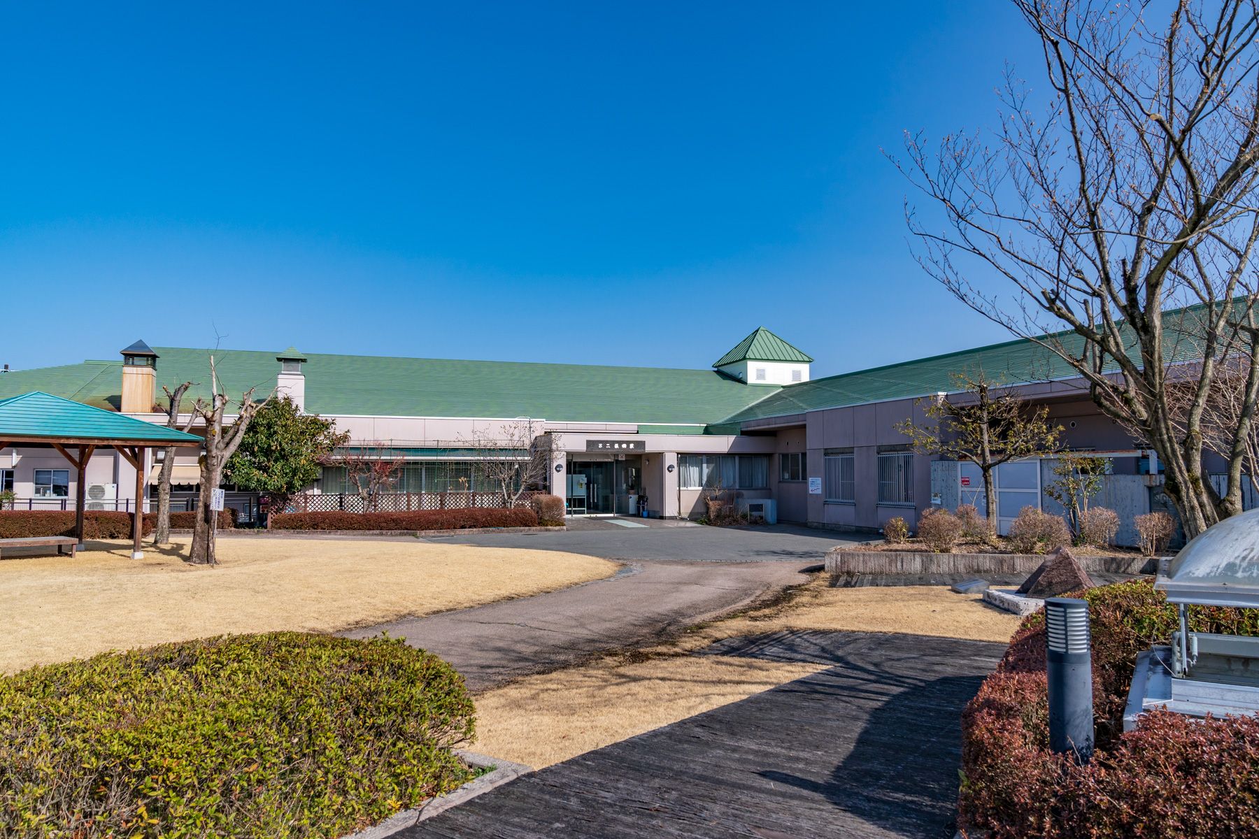 広々とした庭園の施設