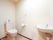 白を基調として使われたトイレには、緊急呼び出しボタンが2カ所と手すりが設置されている。すぐそばには、手洗い場が設けられている。
