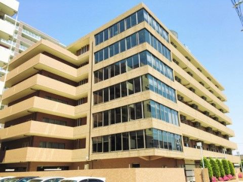 「介護付有料老人ホーム花咲」近代的なデザインの施設外観