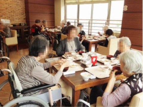 「介護付有料老人ホーム花咲」談笑しながら食事を楽しむ入居者様