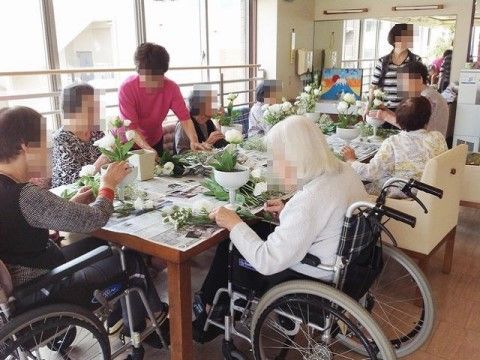 「介護付有料老人ホーム花咲」食事中入居者様を切り取った一コマ。