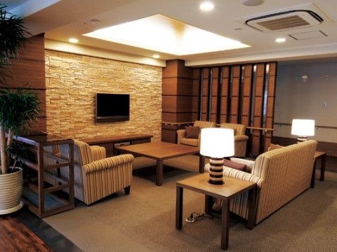 「介護付有料老人ホーム花咲」談話スペースにはソファとテレビ完備。