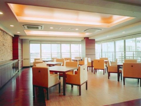 「介護付有料老人ホーム花咲」テーブルがいくつも置かれた、機能訓練を行えるほど広い食堂。