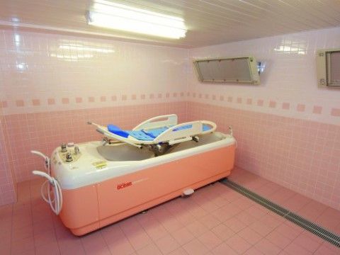 「介護付有料老人ホーム花咲」介護浴設備を備えた浴室。