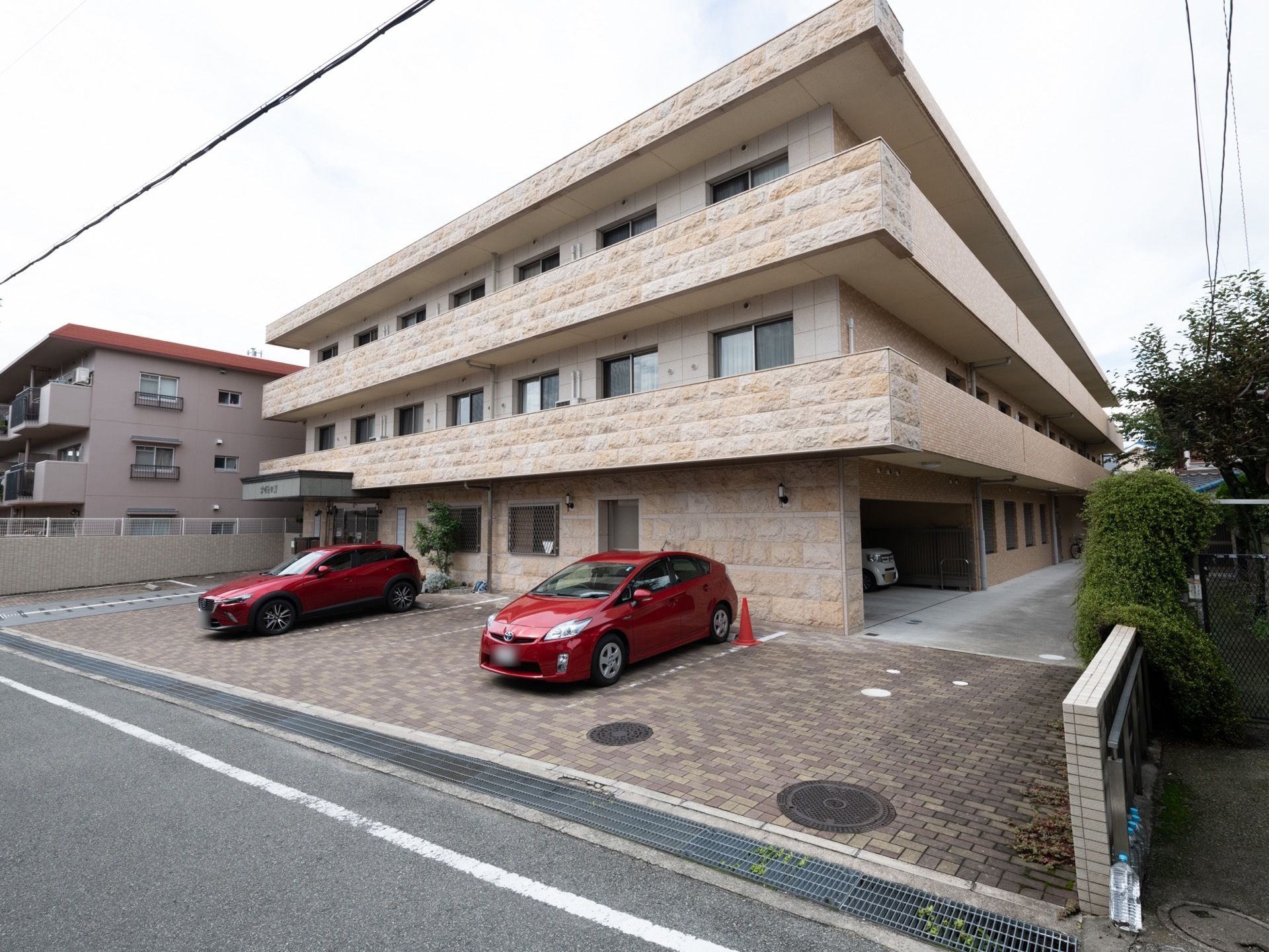 周辺に高い建物がない、閑静な住宅街に佇む３階建の施設である。100名ほどの入居者様が賑やかに生活を送っている。