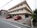 周辺に高い建物がない、閑静な住宅街に佇む３階建の施設である。100名ほどの入居者様が賑やかに生活を送っている。