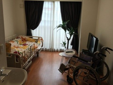 居室には介護用ベッドやテレビ、洗面台が完備されている。スペースが広く、必要な家具などは持ち込むことができる。